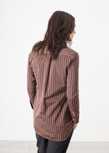 Load image into Gallery viewer, Sheen Button-Up in Red/Tan - green