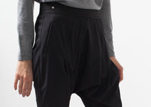 Load image into Gallery viewer, Woven Bermuda Short - red