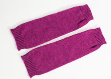 Load image into Gallery viewer, Pikki Mittens in Fuchsia - black