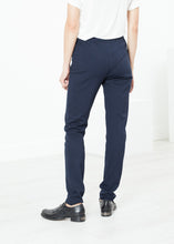 Load image into Gallery viewer, Easy Slim Pant in Navy - green
