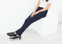Load image into Gallery viewer, Easy Slim Pant in Navy - green
