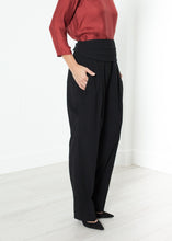 Load image into Gallery viewer, Pleated Waistband Trouser in Black - apricot
