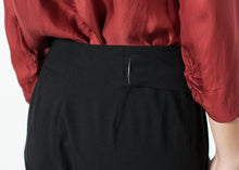 Load image into Gallery viewer, Pleated Waistband Trouser in Black - apricot
