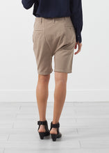 Load image into Gallery viewer, Harem Chino Short - red
